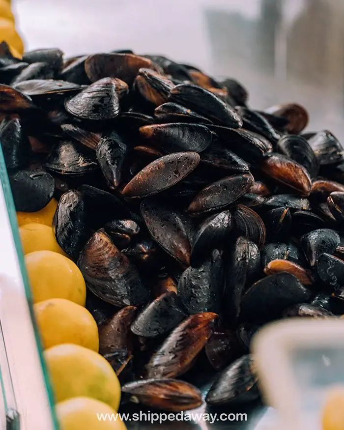 Mussels with lemon in Izmir, Turkey
