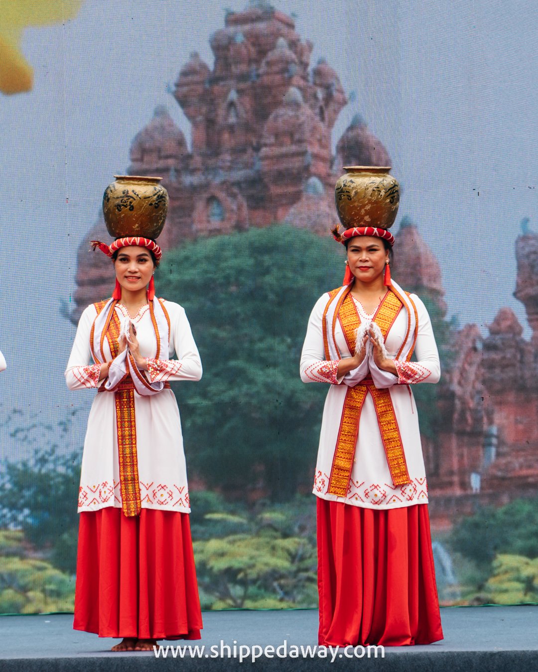 Ethnic ladies performing at Hoan Kiem Lake, Hanoi Old Quarter, Vietnam