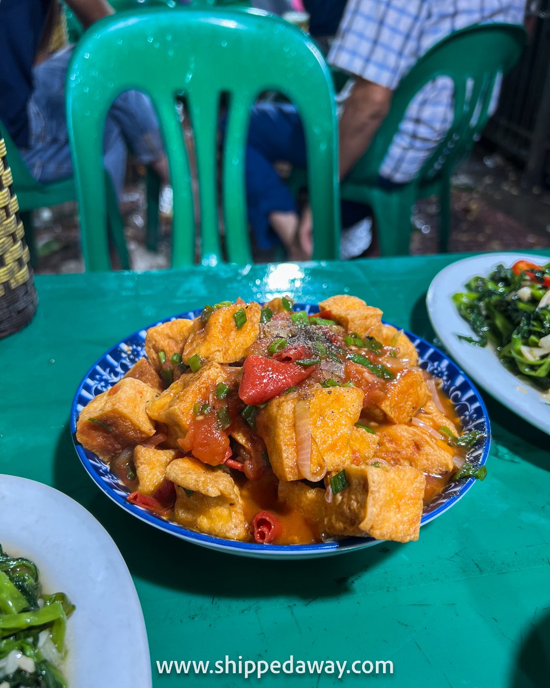 Tofu in tomato sauce (Đậu phụ sốt cà chua) at a local street food spot in Ba Dinh, Hanoi, Vietnam