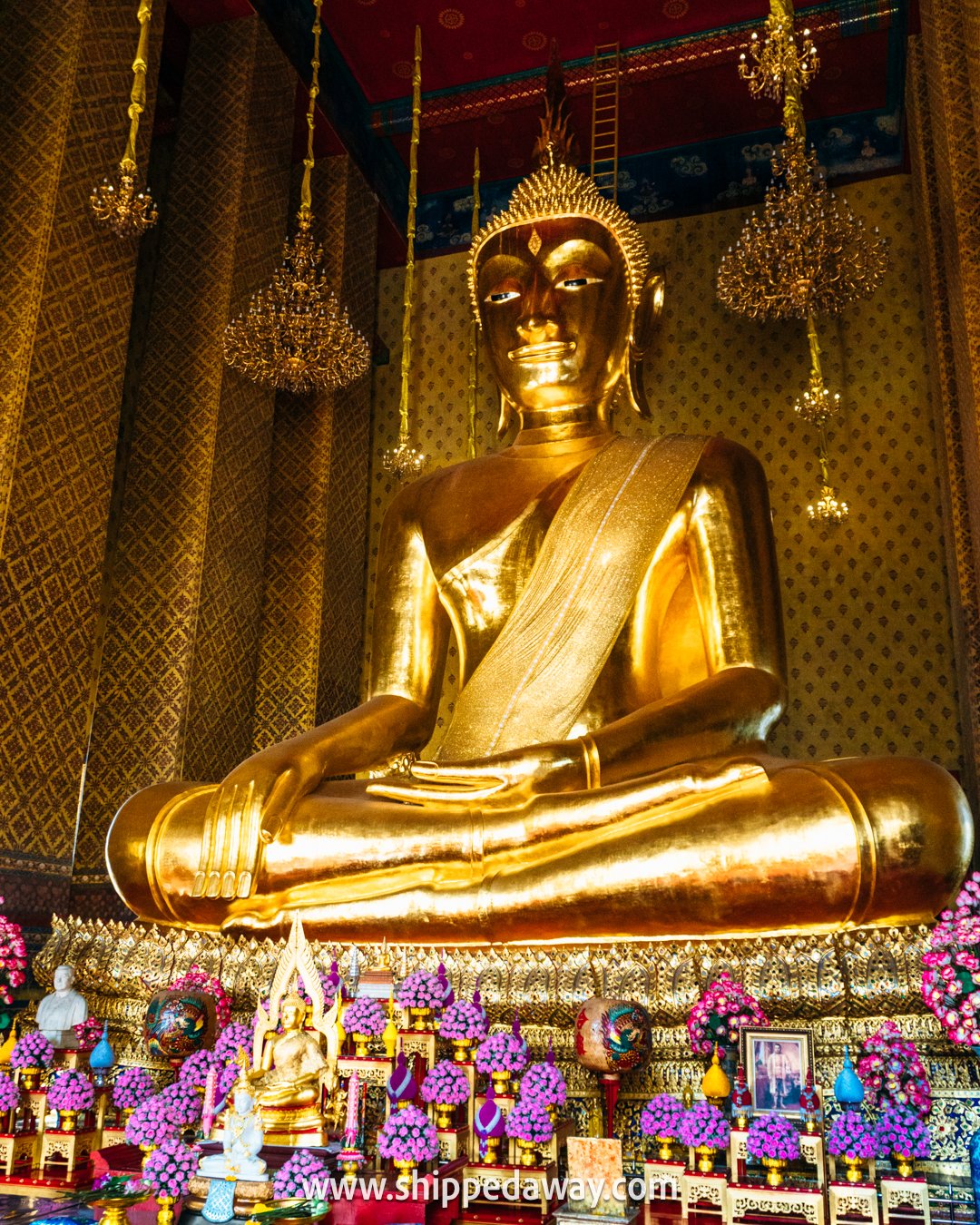 Big golden buddha statue Bangkok Thailand, chinatown bangkok, tips for visiting chinatown in bangkok, things to know before visiting chinatown bangkok