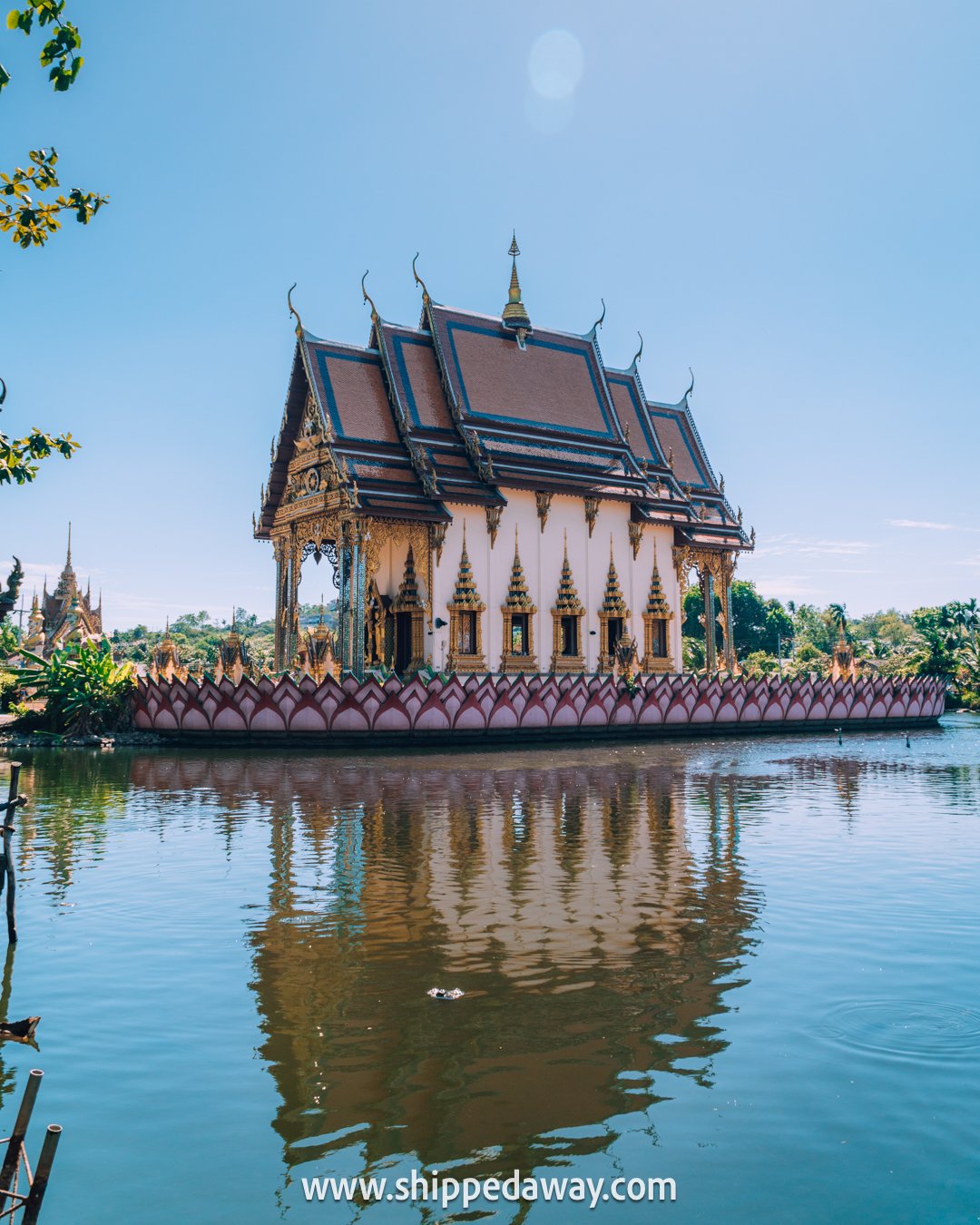 Temple surrounded by water, Wat Plai Laem Koh Samui