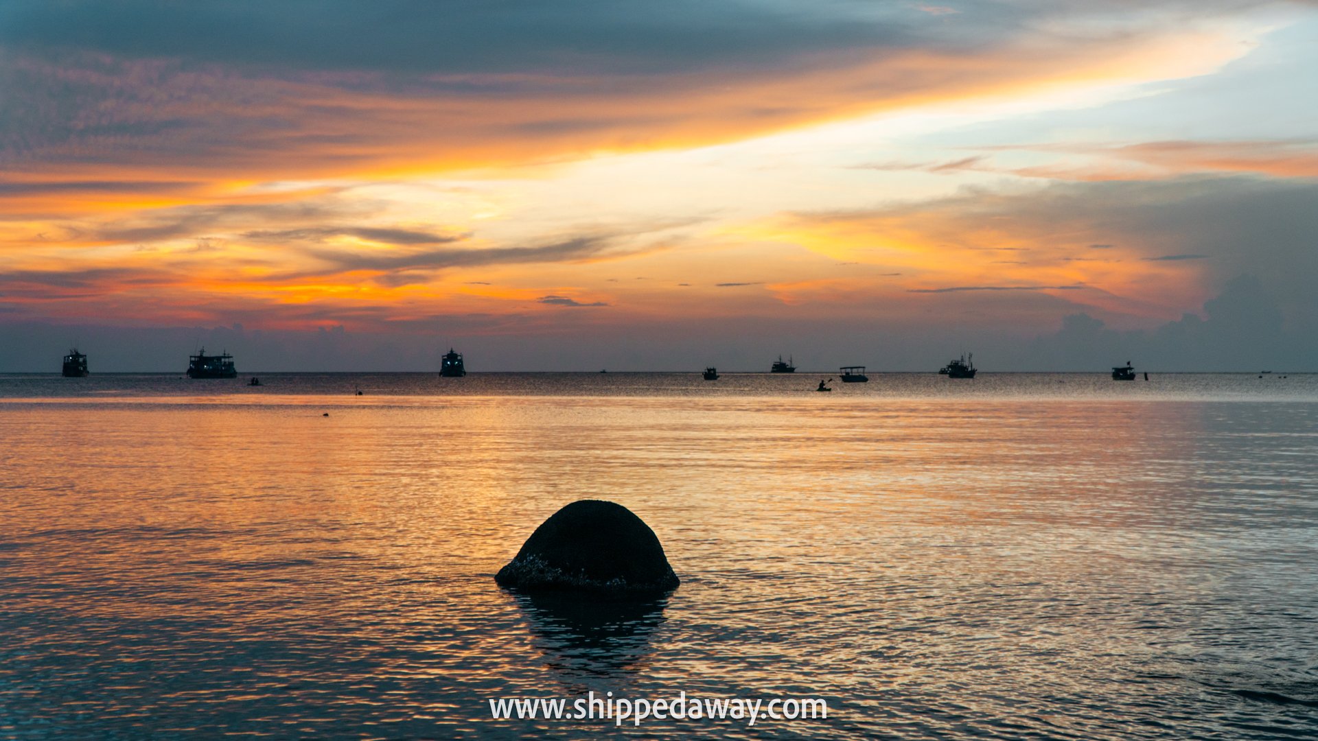 Sunset with diving boats seen in the distance, Sairee Beach, Koh Tao, Thailand