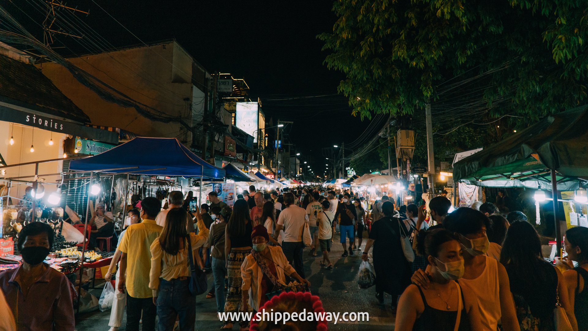 Busy night at Chiang Mai Sunday Night Market - Thae Pae Walking Street - Chiang Mai Night Market