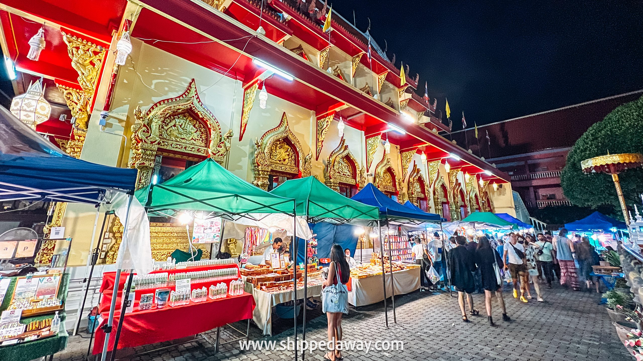 Discover the bustling atmosphere of the Chiang Mai Sunday Night Market at Tha Pae Walking Street. Plan your visit with our insightful guide.