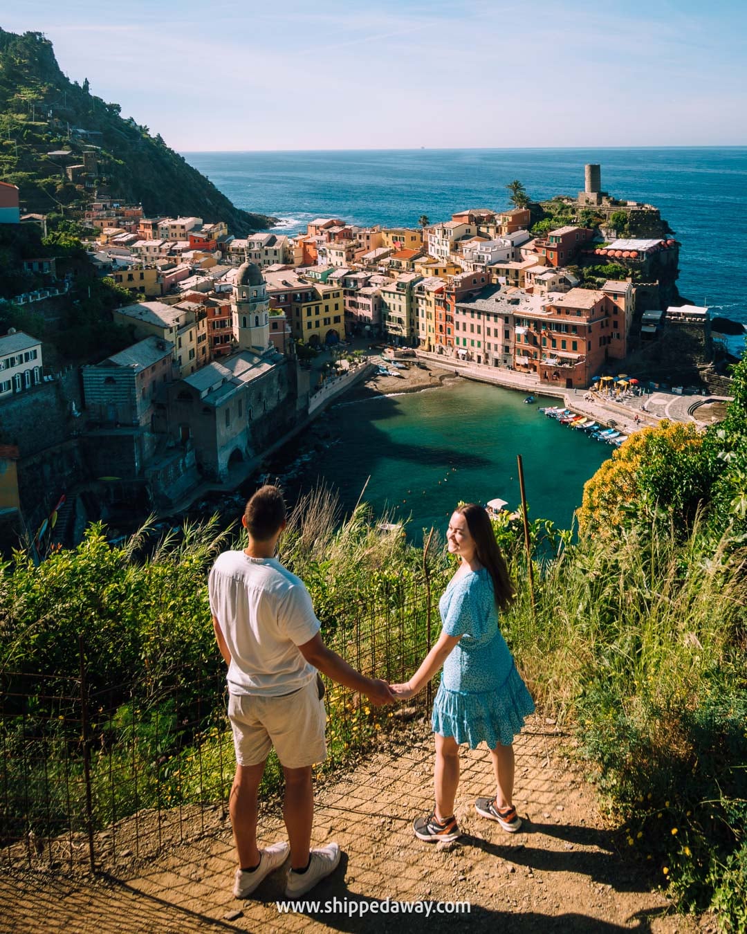 couple on Vernazza viewpoint in Cinque Terre