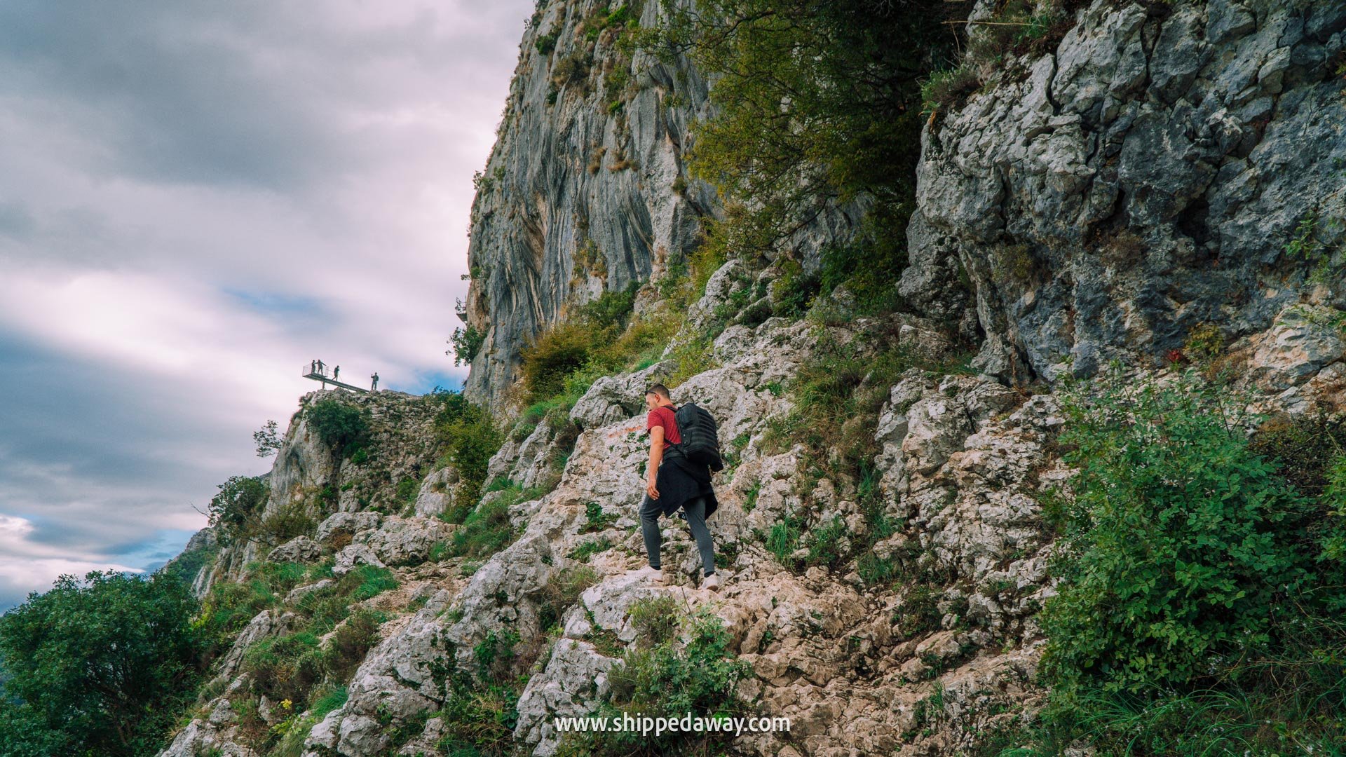 How to visit Bovilla Lake in Albania - hiking to the viewpoint above the lake