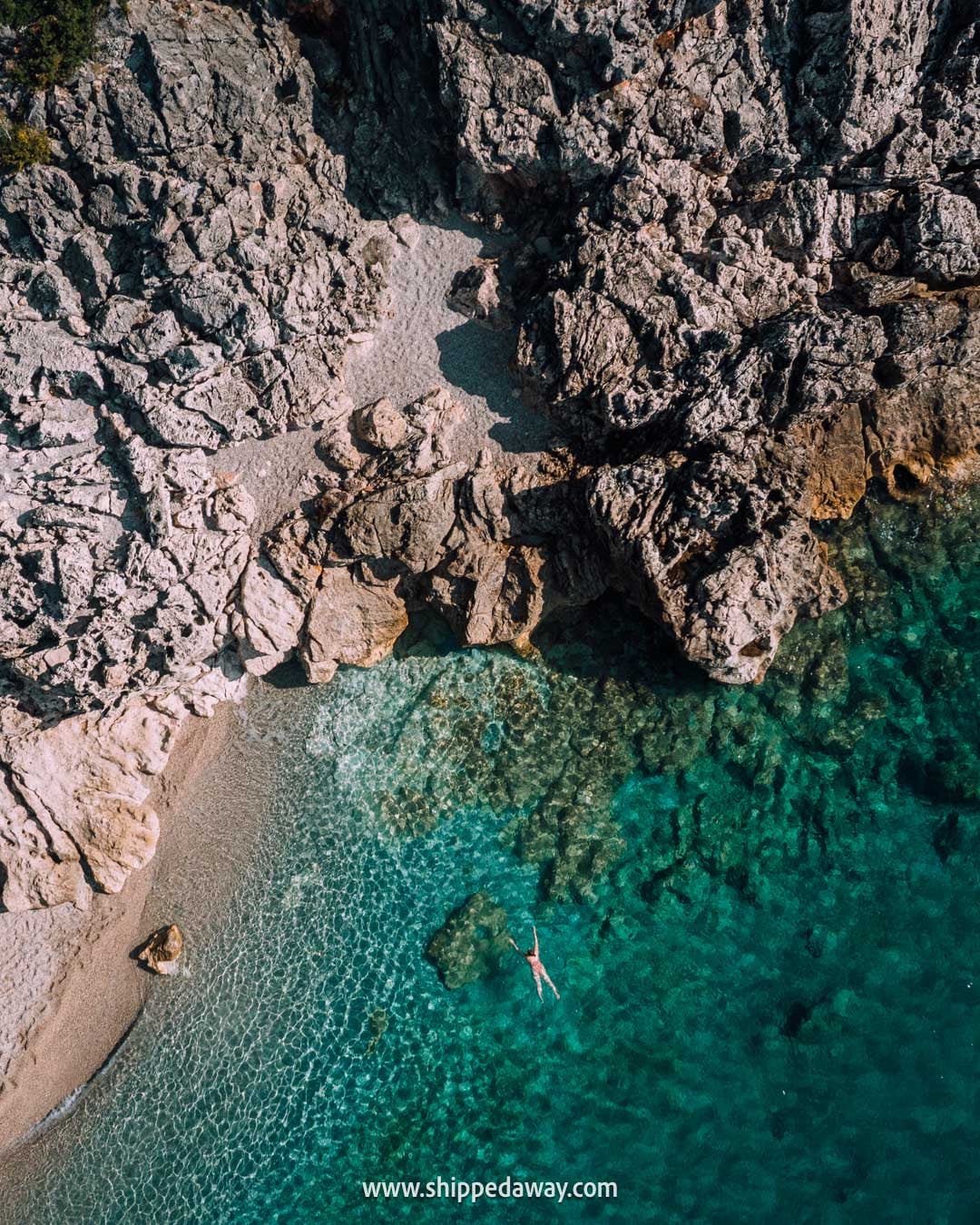 Review of Pirate's Cave boat tour in Himare - what the boat tour to Pirate's Cave in Himare looks like - crystal clear water