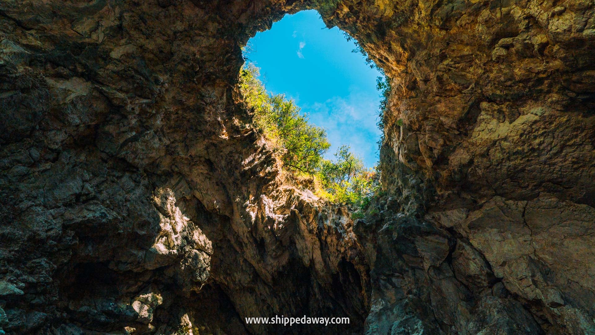 Review of Pirate's Cave boat tour in Himare - what the boat tour to Pirate's Cave in Himare looks like - inside the Pirate's Cave