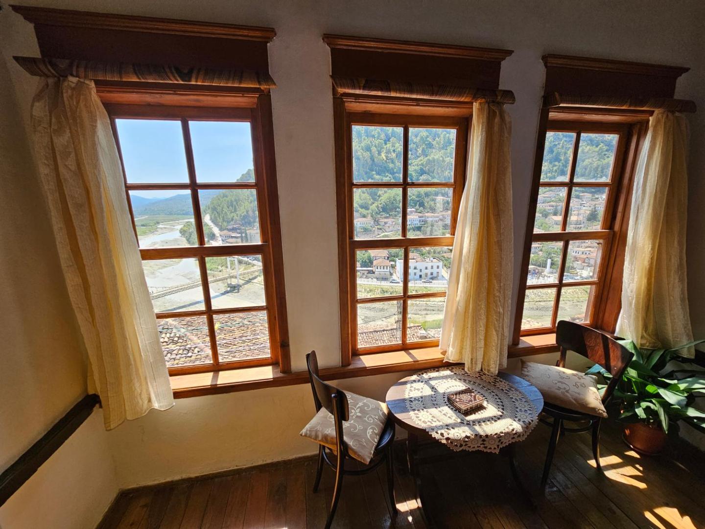 Where to stay in Berat - best hotel in Mangalem Quarter - Guesthouse Panorama