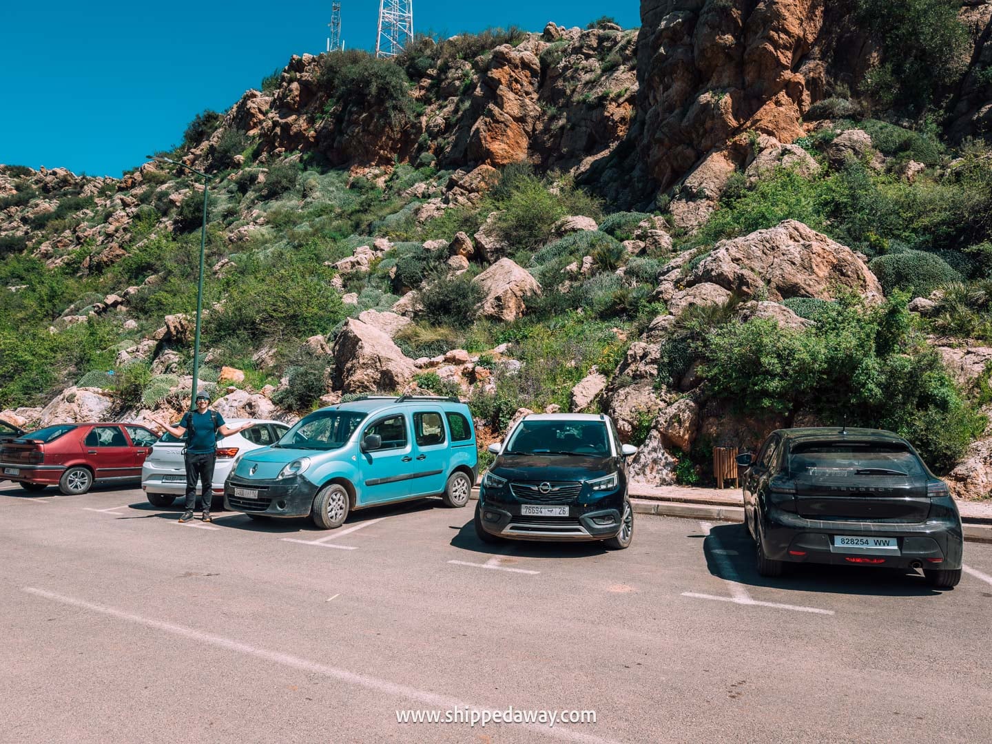 Our tips for visiting Iminifri Natural Bridge in Morocco - free parking lot