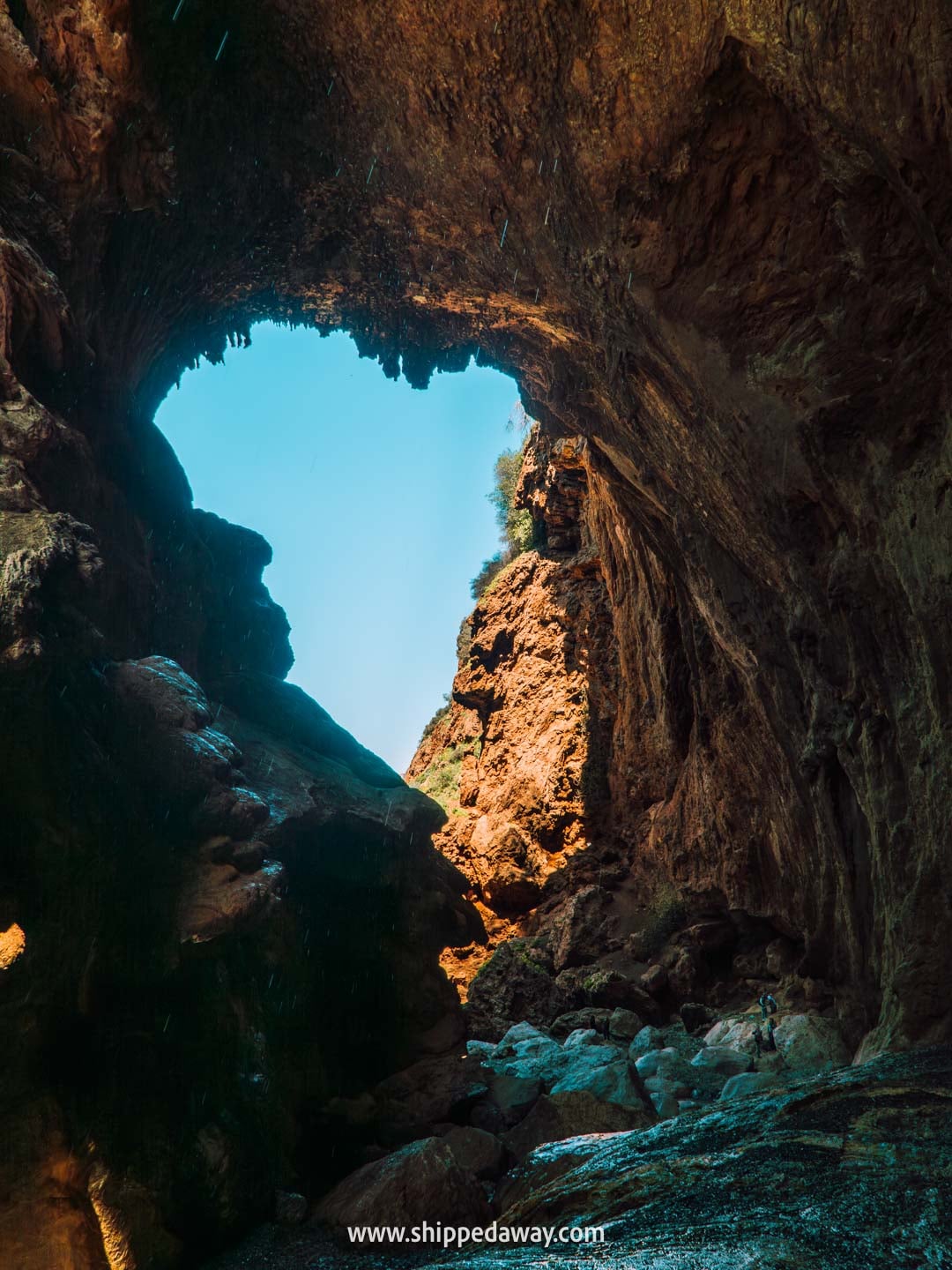 Our tips for visiting Iminifri Natural Bridge in Morocco - shape of Africa in the rocks