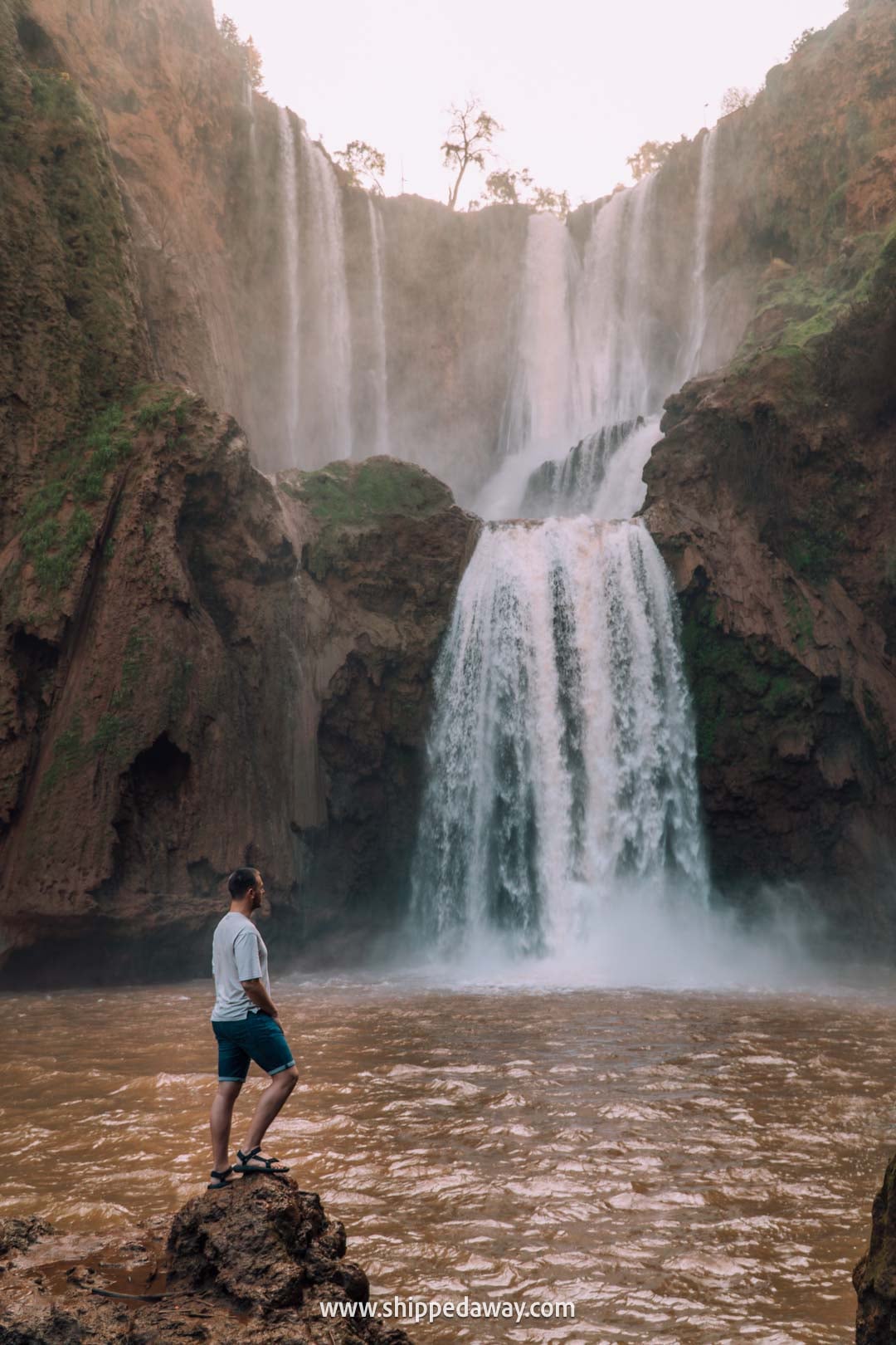 Guide to Ouzoud Waterfalls with tips from our two-night visit - photospot at the rocks under the waterfalls
