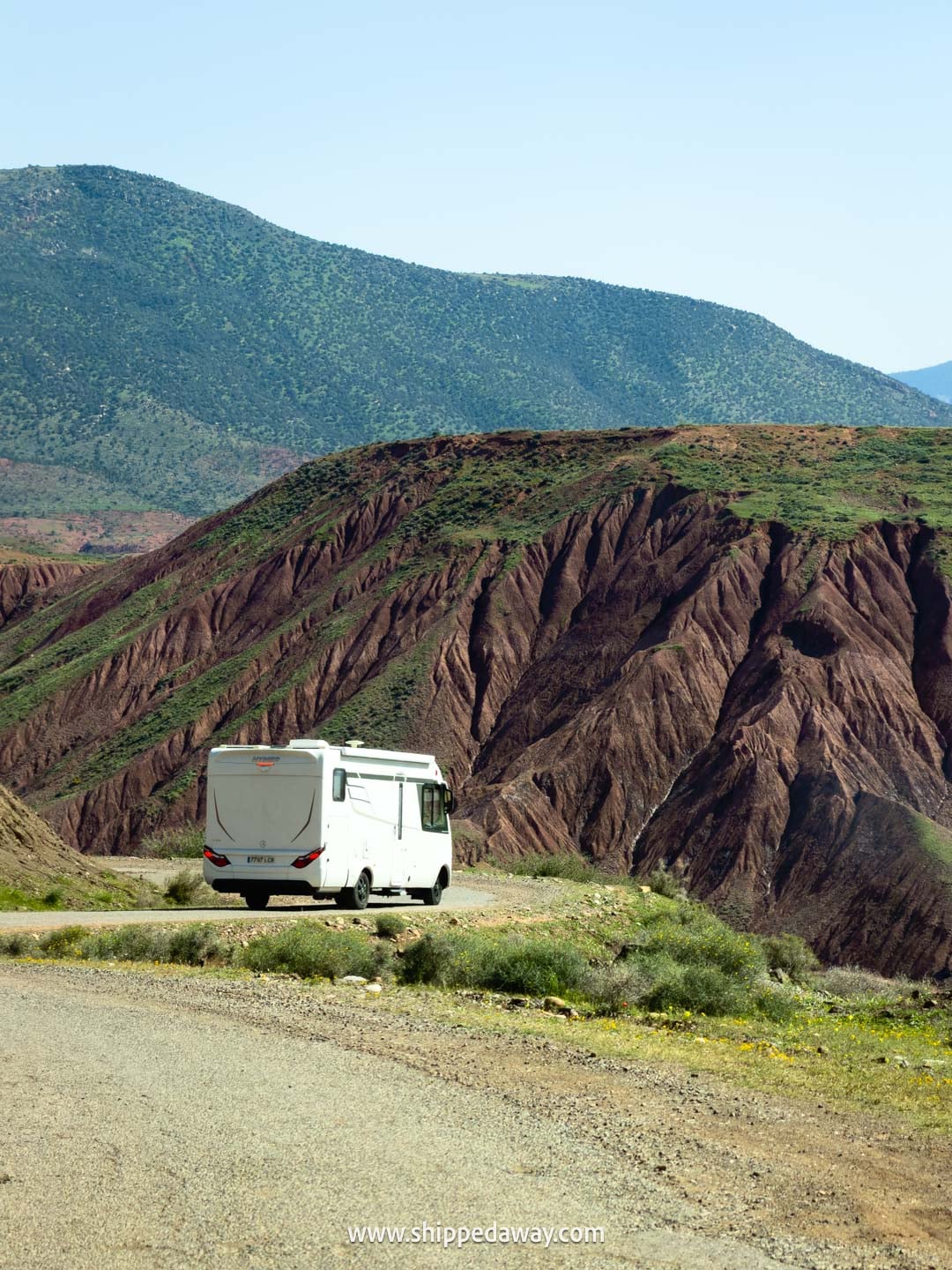 Our tips for visiting Iminifri Natural Bridge in Morocco - road leaving Iminifri