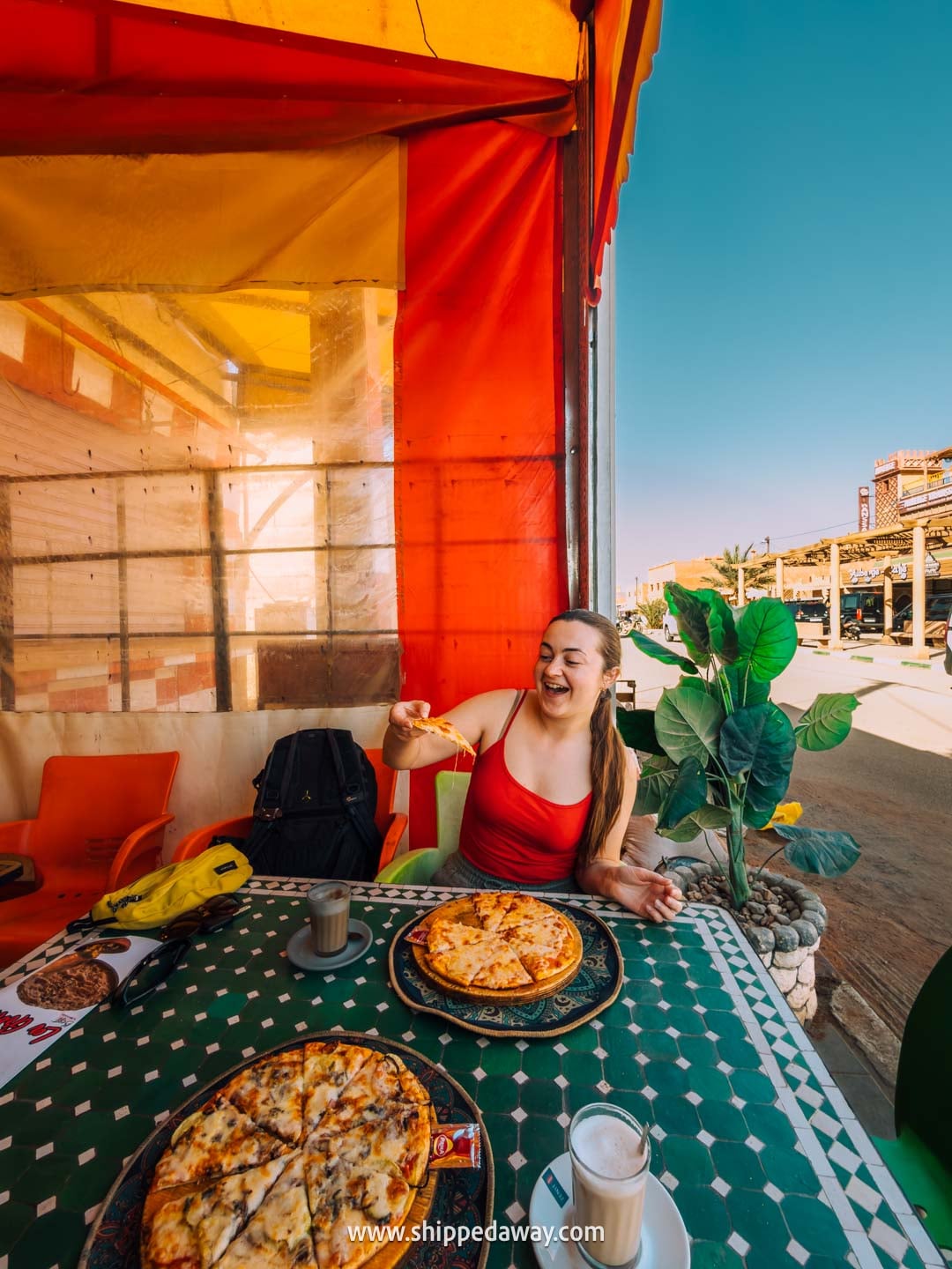 Where to eat good food in Merzouga - pizza in Merzouga La Grotte Dunes restaurant