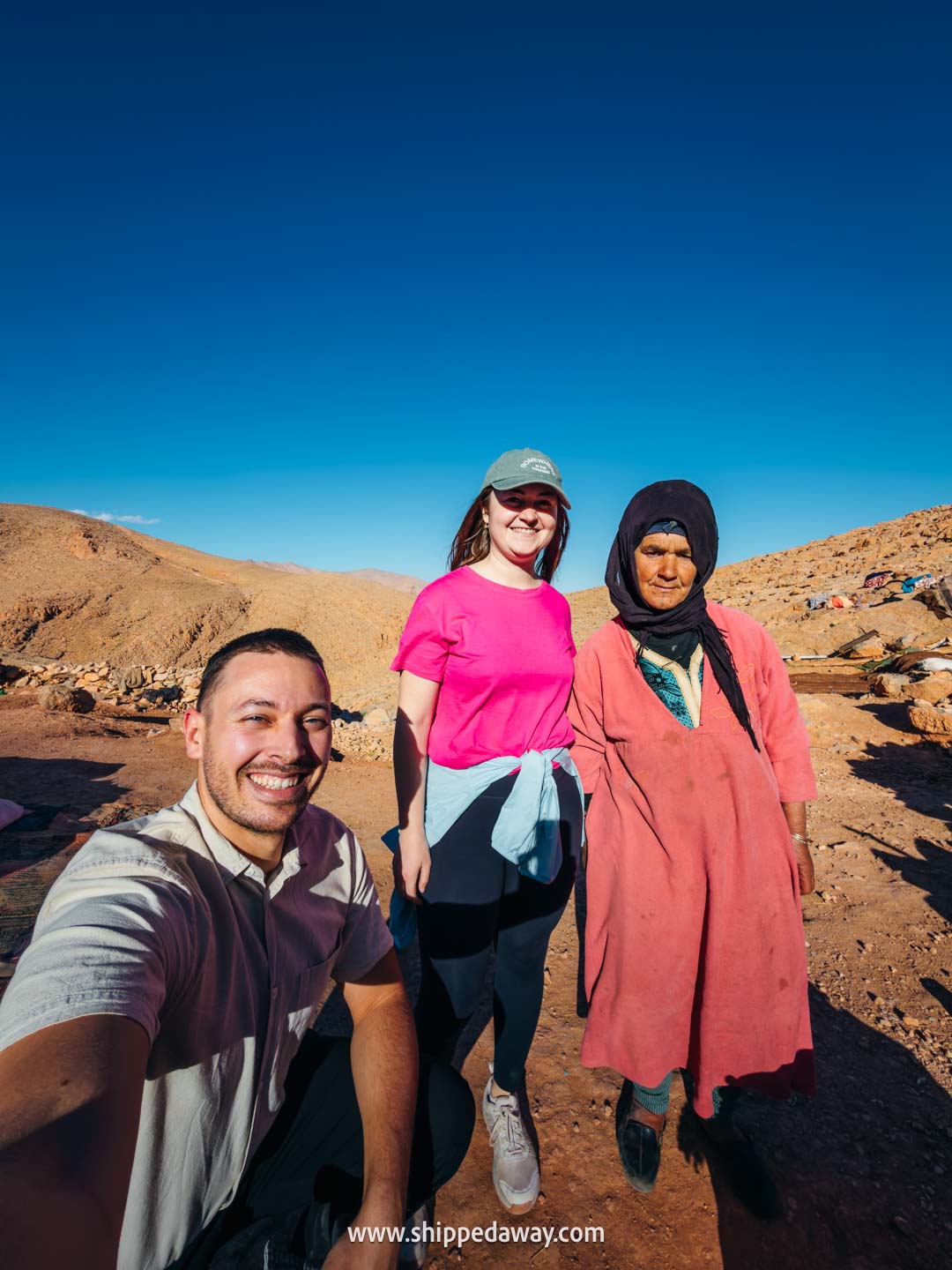 how to visit Todra Gorge and what to see there - selfie with a nomad on the Todra Gorge loop