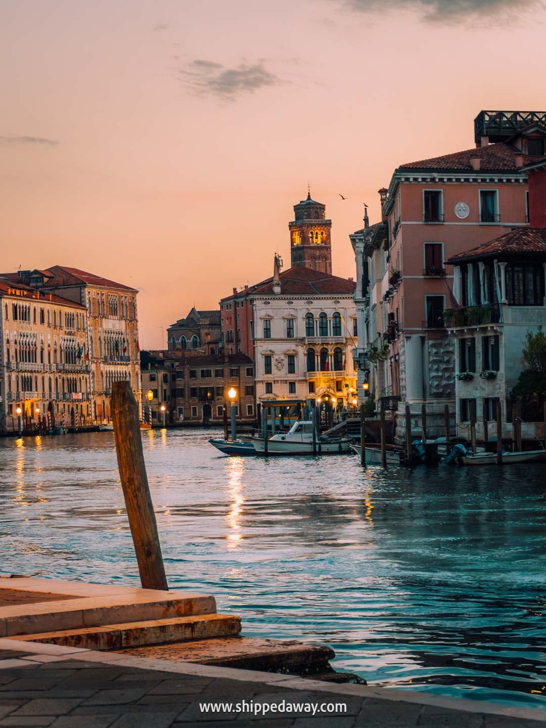 things to do in Venice - tips from our Venice trip - Palazzo in Dorsoduro at sunrise