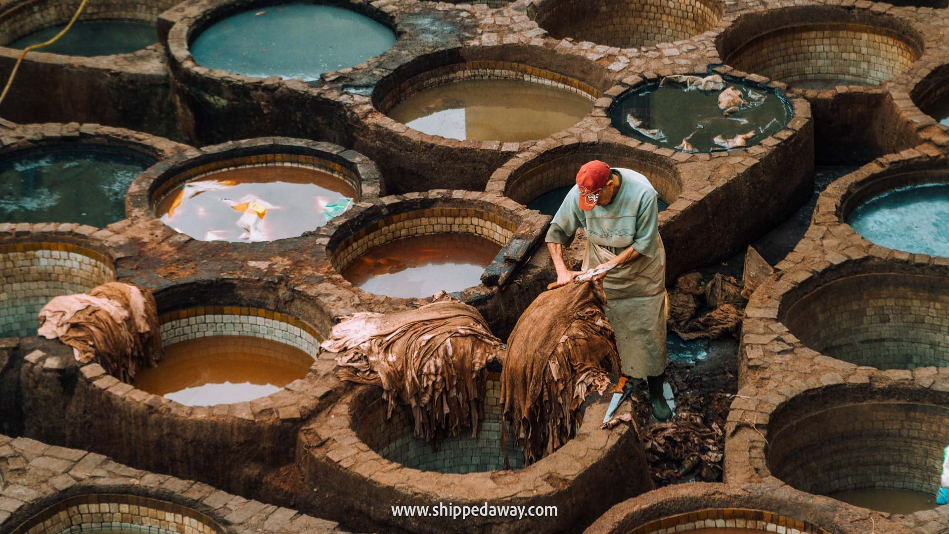 Our experience visiting Fes Tanneries - how to visit Chouara Tannery - workers