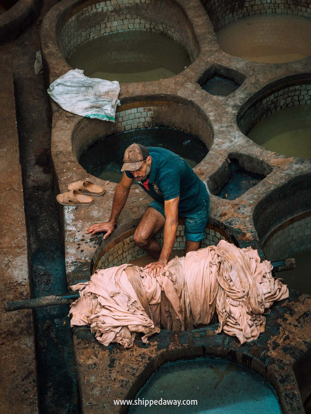 Our experience visiting Fes Tanneries - how to visit Chouara Tannery - workers