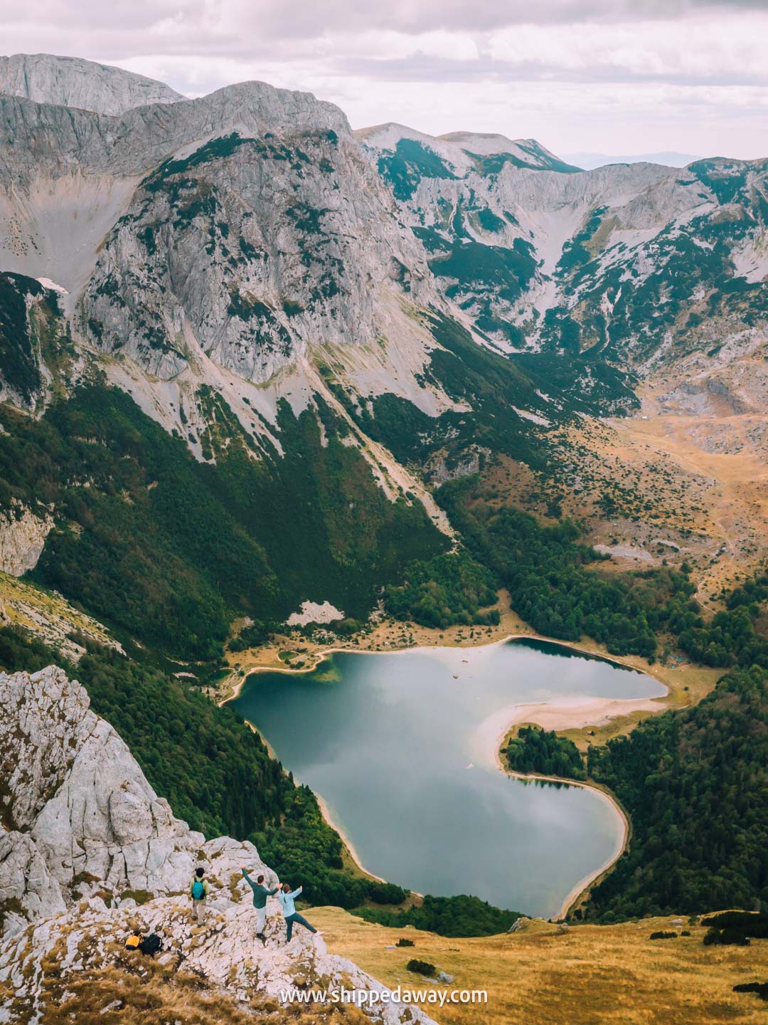Two weeks in Bosnia and Herzegovina - 2-week Bosnia and Herzegovina itinerary - hiking in Sutjeska National Park - view of Trnovačko lake